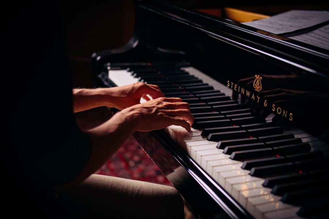 learn how to play the piano