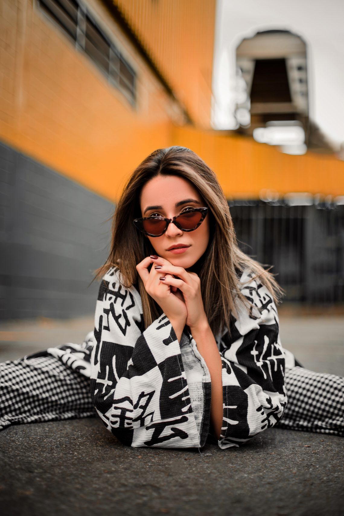 how to wear your sunglasses