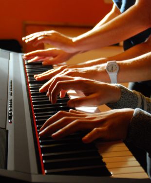learn how to play the piano
