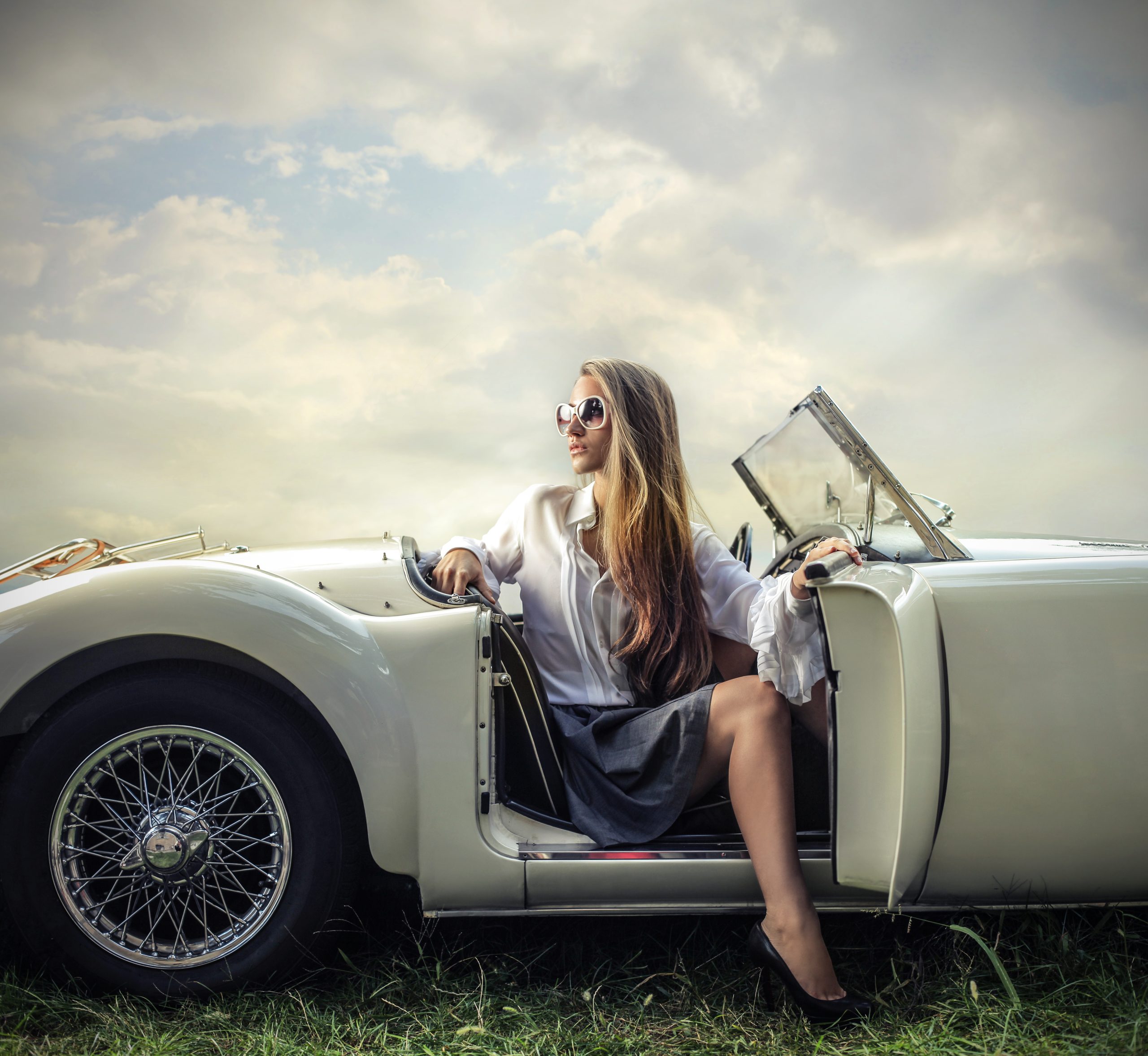 Beautiful fashion woman on a car