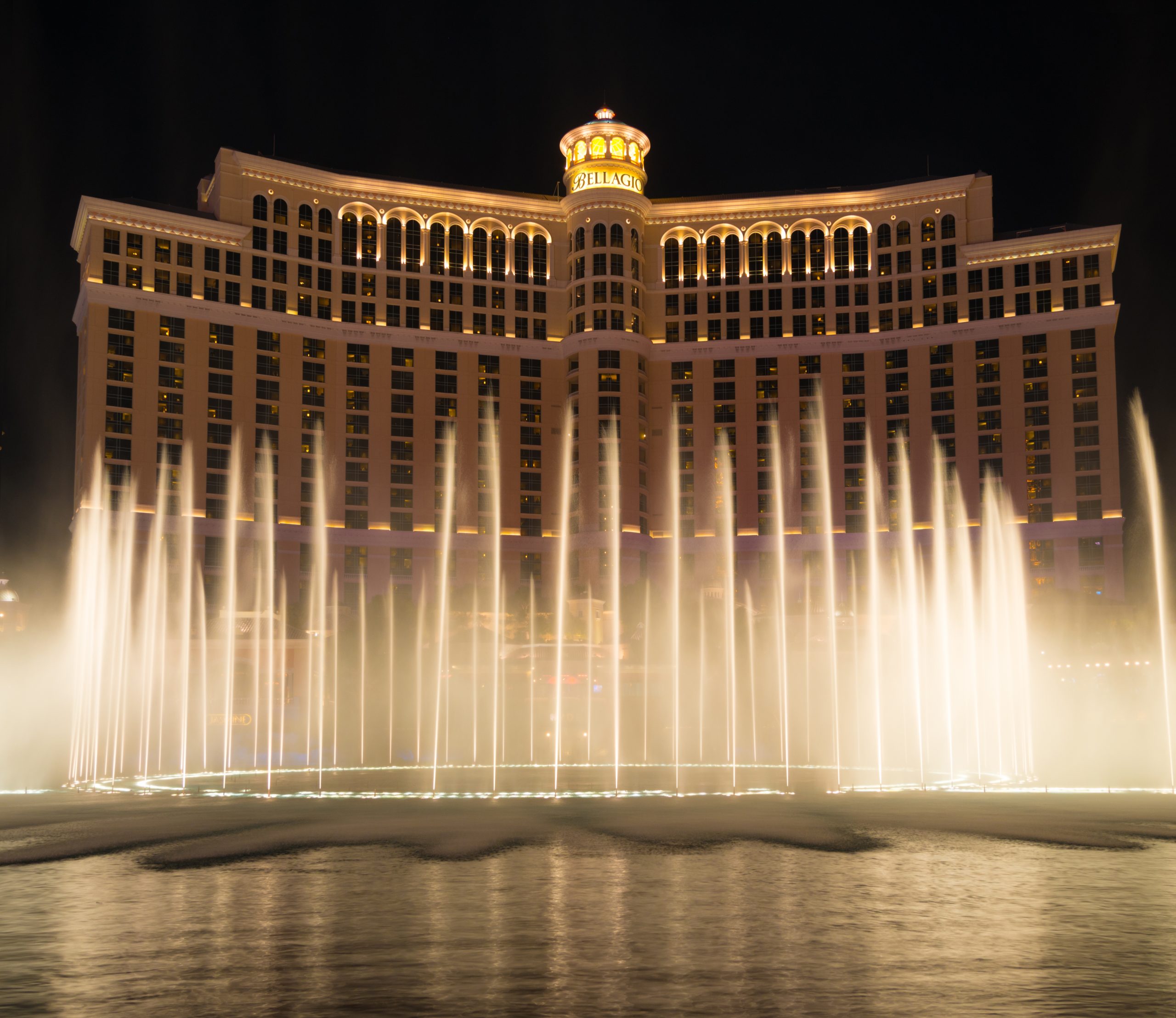 Bellagio Resort water fountain show at night