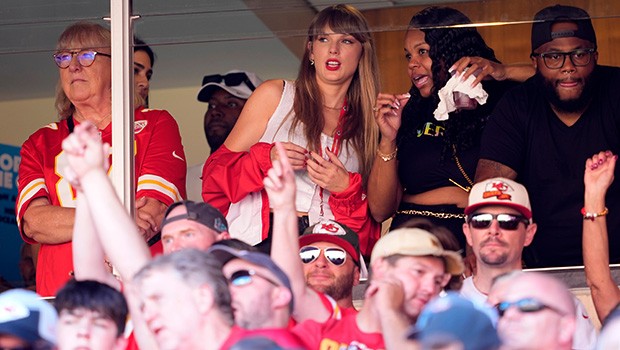 Taylor Swift Cheers On BF Travis Kelce At Chiefs vs. Bills Game – Hollywood Life