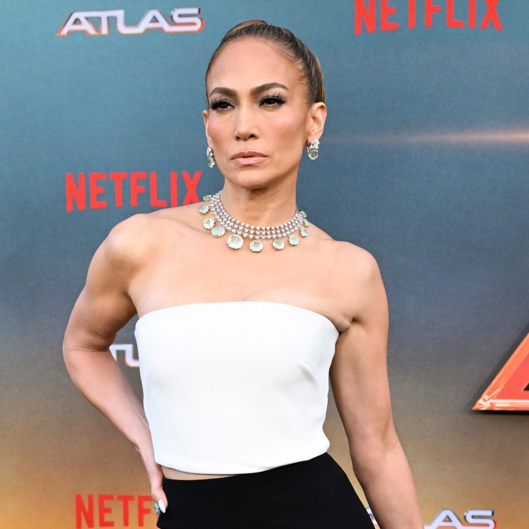 Jennifer Lopez Rocks Wedding Ring on Carpet Amid Ben Affleck Rumors