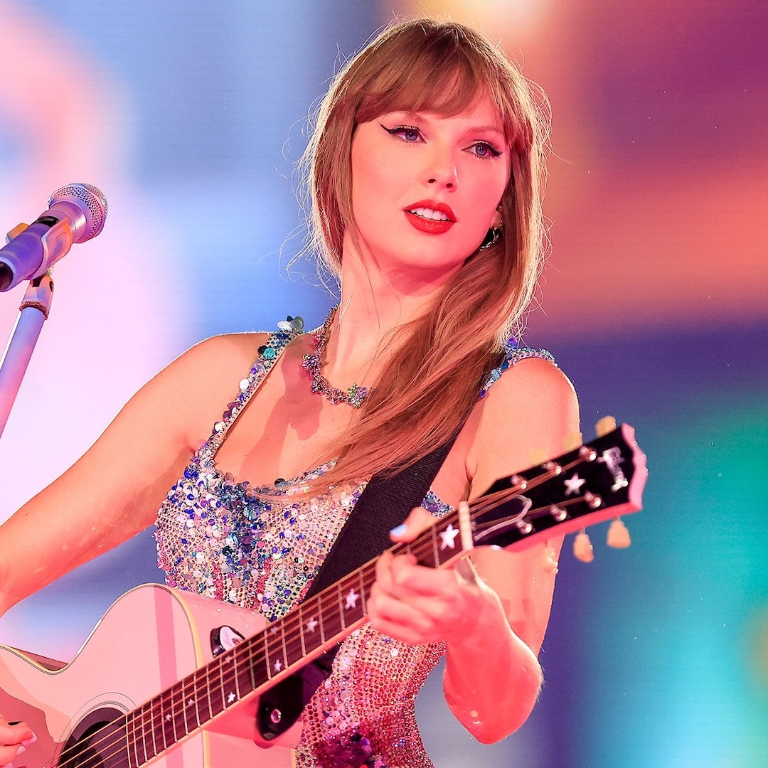 Taylor Swift Stops Show to Sing to Help Fan in Distress