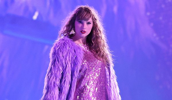 Taylor Swift Blushes While Singing About ‘Boy on the Football Team’ – Hollywood Life