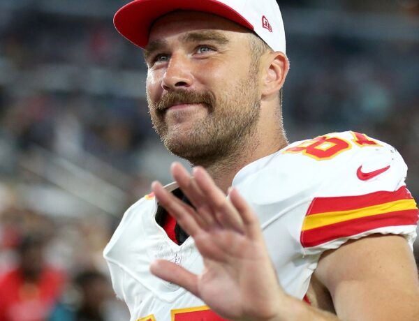 Travis Kelce’s New ’90s Hair at Chiefs Game Has the Internet Divided