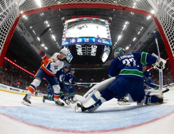 Shorthanded Islanders throttle Canucks in dominant road win