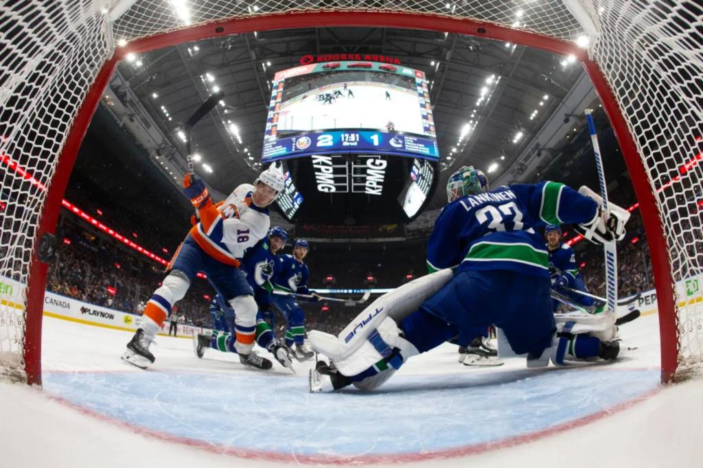 Shorthanded Islanders throttle Canucks in dominant road win